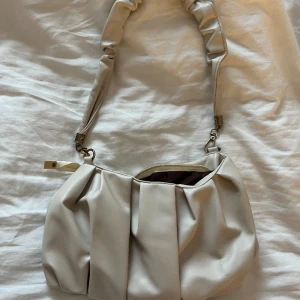 Axelväska - Fin axelväska som inte kommer till användning längre.