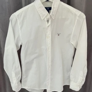 Gant skjorta vit - Säljer en gant skjorta i färgen vit, den är i väldigt bra skick har används bara några få gånger. Skriv om ni är intresserade.