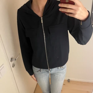 Kofta med fickor  - Jätte fin marinblå kofta med fikor. Perfekt till vår och sommar. Diskuterbart pris 💗