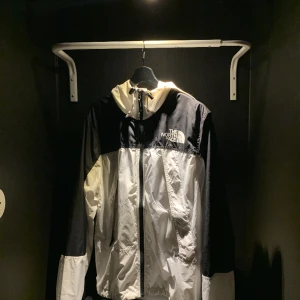 The north face  - The North face jacka.  Är i bra skick, 8/10. Använd fåtal gånger Storlek M 