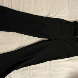 Utsvängda byxor - Utsvängda byxor med slit, köpta från lager 157. Storlek S men sitter som Xs. Aldrig använda på grund av för små. Köptes för 200kr säljer för 200kr (på grund av att dom aldrig är använda men snabb affär=billigare) tryck inte på köp utan skriv !
