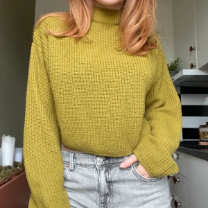 Mossgrön stickad tröja  - Aningen nopprig, men inget som inte går att lösa!! Annars väldigt bra skick! 