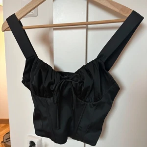Korsettopp - Korsettformad topp som sitter på plats och runkar/viker sig inte. Storlek S från Bershka