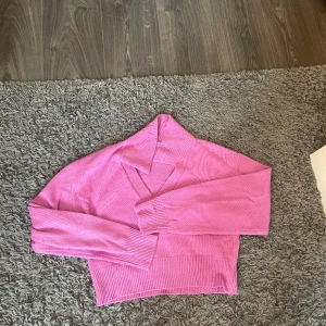 Stickad tröja - Stickad tröja från H&M, divided. Den har en liten krage runt halsen och är lite Croppad. Väldigt söt!🩷
