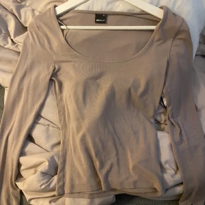 Gina tricot soft totch beige tröja med slits - Har slits, är lite nopprig på insidan och där ute men inget man direkt märker om man inte tänker på det, inga hål Oxh är i bra skick annars  passar en person som har storlek s 