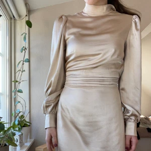 Så vacker satinklänning - Älskar denna men säljer då den är lite liten, använd tre gånger och är lite defekt (en upprispad söm+några svagt synliga fläckar), därav priset. Nypris 399kr✨