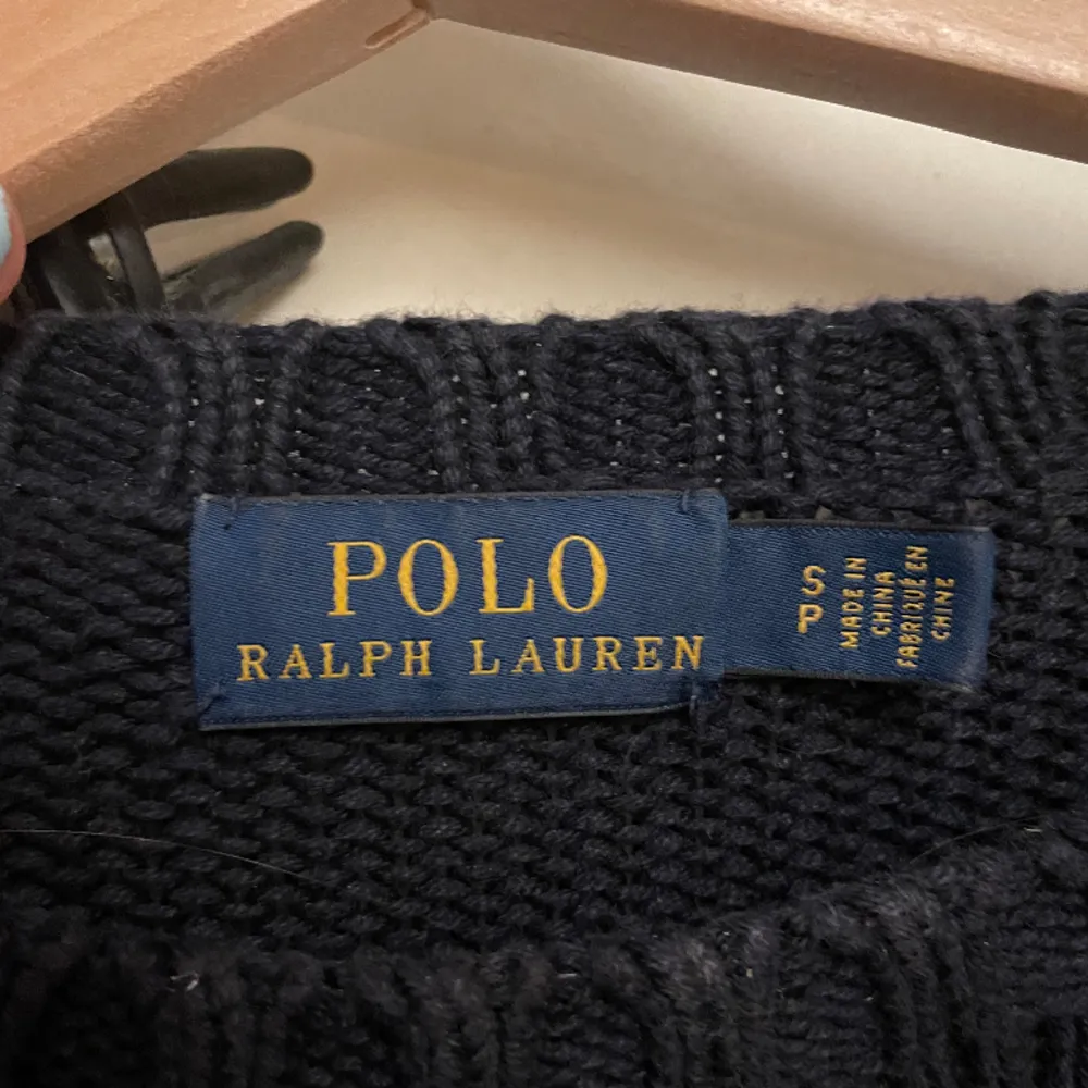 Så snygg stickad tröja från polo Ralph lauren🥰 Jättebra skick, säljer då den inte kommer till användning längre🩷 Kontakta för fler bilder💕. Stickat.