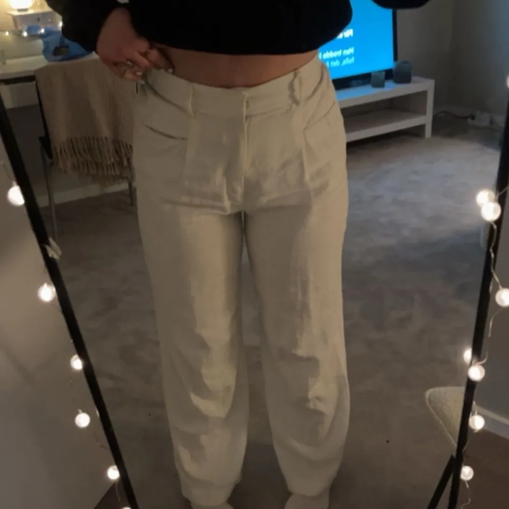 Ett par snygga linnebyxor från Zara i nyskick! Använt fåtal gånger, pris kan diskuteras (köptes i butik för ca 800kr)💓💓. Jeans & Byxor.