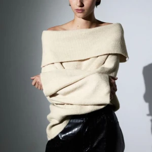 Off shoulder tröja  - Liknande som bilden Bra skick 