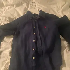 Säljer min helt nya polo Ralph Lauren skjorta som tyvärr inte gått till användning pga av dess storlek. Storlek är 8 år vilket motsvarar 140 cm. Skjorta är normal i storlek. Pris 400 nu pris 1000