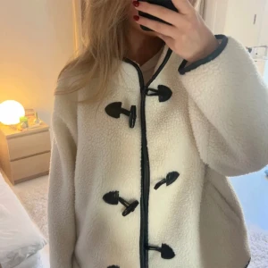 Teddy jacka  - Säljer nu min Teddy jacka från h&m! Kontakta mig privat för mer info. Köptes för 900 här på Plick. Jätte skön!! Tryck köp nu!!!!!