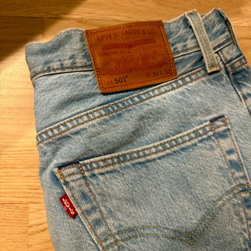 Ett kap!!  Säljer mina Levi’s 501 jeans då jag ska storrensa garderoben inför flytt. Helt felfria och använda några gånger.   Ljusa blåa, perfekt inför vår o sommar☀️⛱️🕶️  9/10 cond, som nya ✅🛍️  . Jeans & Byxor.