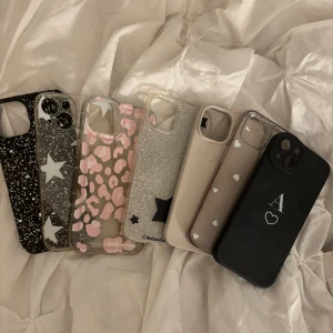 iPhone skal - Säljer alla mina IPhone 13 skal då jag skaffat ny mobil. På den första bilden så kostar alla skal 25kr styck. På andra bilden kostar skalen 40kr styck då de är dyrare i butik. Sista bilden är ett skal för iPhone 11 med pris på 20kr. 