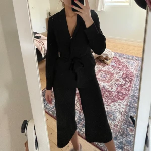 Svart jumpsuit  - Den har axelvadd och skärp tillkommer