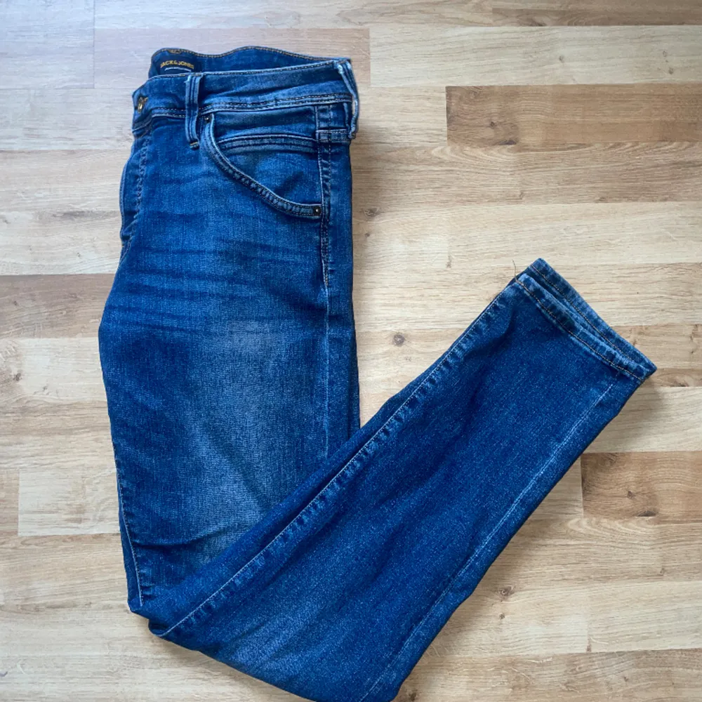 Säljer nu ett par rkt snygga och stilrena jeans ifrån Jack & Jones. Modellen är slim och det är riktigt bra passform. Storleken är 34/32 och vårt pris är 199kr men det går att diskutera vid snabb affär. Jeans & Byxor.