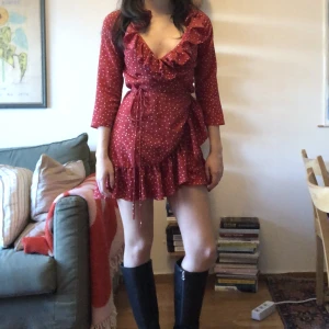 Volangklänning - Gullig volangklänning i samma vibe som Réalisation Par. Finns ingen lapp kvar men jag är en XS för referens.