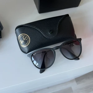 Solgalsögon  - Säljer mina helt nya ray-ban solglasögon som tyvärr inte kommer till användning