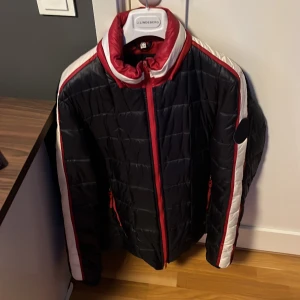 Armani jacka - Använda i ett par år men inte så ofta. 8/10 skick. Hittar inga fel på den. Ganska liten i storleken. Den passade nästan mig som är 178, den var bara lite lång så någon som är 185+ kommer den lätt passa.