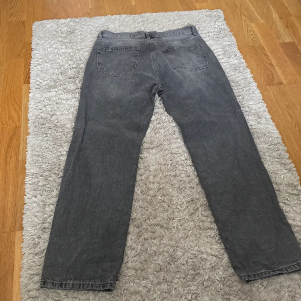 Gråa jeans ganska baggy storlek W31 L32 pris kan diskuteras . Jeans & Byxor.