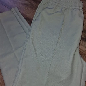 Nya finbyxor  - Oanvända mintgröna byxor. Storlek 40. 