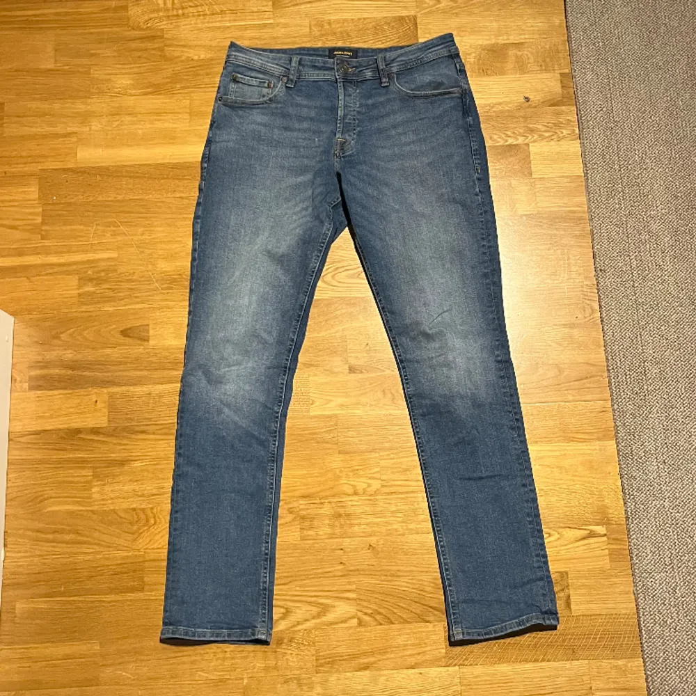 Säljer ett par as feta slim jeans från jack&jones. Skick 9/10 storlek 31/32. Rensar garderoben så säljer lite jeans billigt.. Jeans & Byxor.