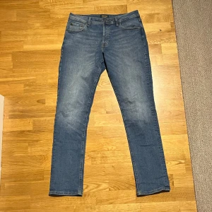 Slim jeans - Säljer ett par as feta slim jeans från jack&jones. Skick 9/10 storlek 31/32. Rensar garderoben så säljer lite jeans billigt.