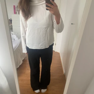 Blus med rosett  - Jättefin blus med rosett baktill från H&M, i storlek L. Aldrig använd därför i mycket bra skick💗