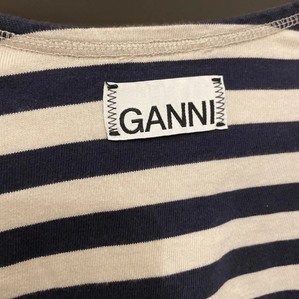 Långärmad tröja från Ganni i storlek M men sitter som XS/S. Nästan helt oanvänd! Nypris ca 1500kr +. Tröjan kan användas på båda hållen, antingen med ganni märken framåt eller bakåt! 💙. Tröjor & Koftor.