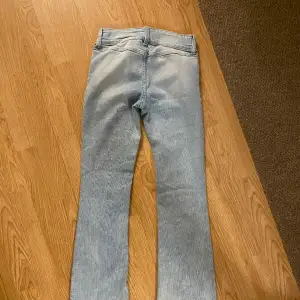 slutsålda jeans låg midja  ljusblåa nyskick 