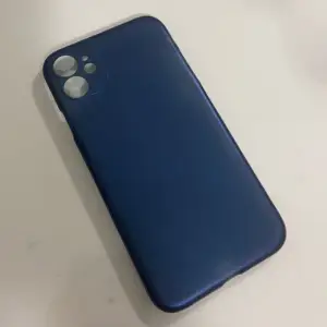 Mobilskal till en iPhone 11. Fint skal i mörk blå färg. Går inte av snabbt när man sätter på den. Vid intresse kontakta mig💗