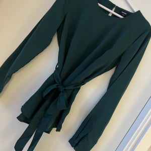 Grön blus - Fin och stilren grön blus från Bubbelroom. Nypris 399kr. Knapparna på ärmarna har tyvärr ramlat av, inget jag har stört mig på, utöver det är den som ny.