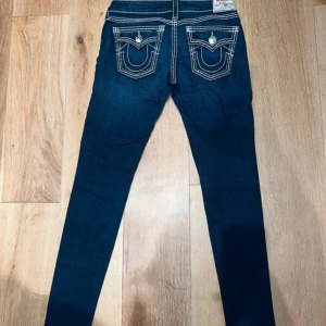 True Religion Julie Big T - True religion Julie big t jeans i storlek w29 är själv storlek 36 / s och dom passsar mig bra