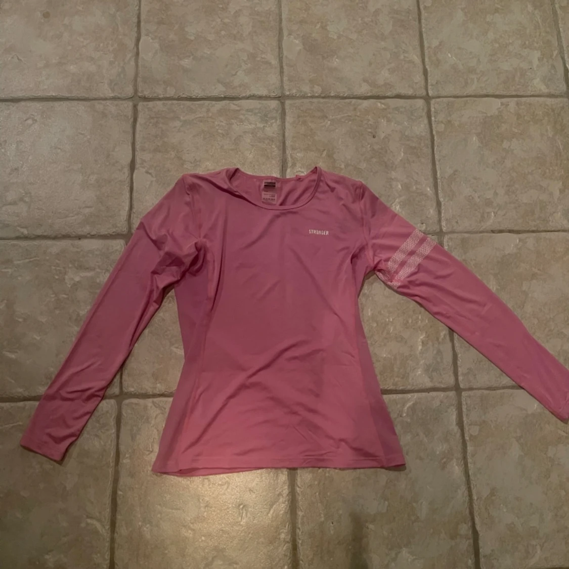 Oanvänd långärmad träningströja från Stronger  - 90