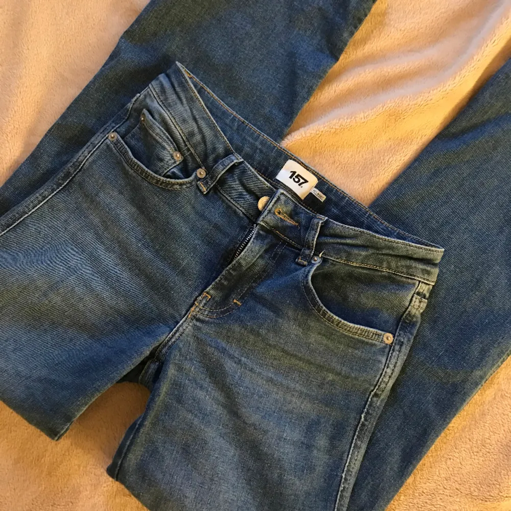 Jeans med fickor med knappar bak från lager 157. I nyskick! Köpte för 400. Använda 1 gång endast. Stl Xs/Short passar mig som är 158cm och vanligtvis har s/34 i jeans💕. Jeans & Byxor.