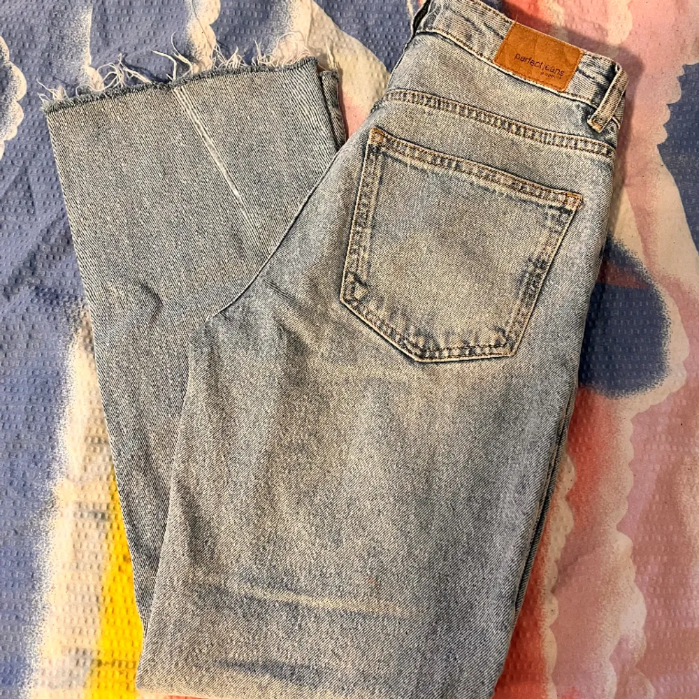 Blåa jeans från Gina.. Jeans & Byxor.