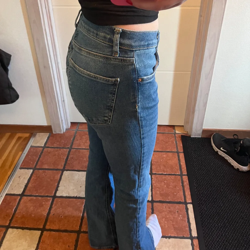 Säljer helt nya low waist jeans från Gina i storlek 36!. Jeans & Byxor.
