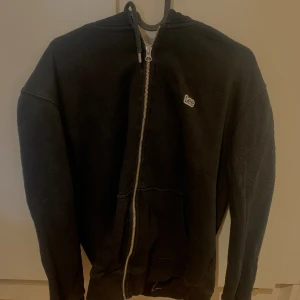 Lee zip hoodie  - Har inte pallat lägga så mycket tid på bra bilder, men skick : 6/10 nypris :300  Postar samma dag! (Inte användt den på flera månader)