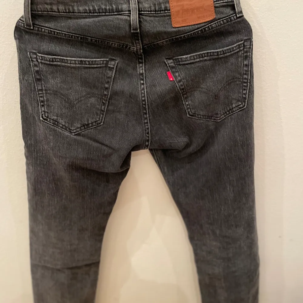 Levis jeans i bra skick 7,5/10. Är ripped på ett ställe men ser bra ut ändå. Storlek W28 L30. Färg svag svart. Nypris 1100kr och priset kan diskuteras.. Jeans & Byxor.