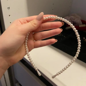 Diadem med pärlor  - Perfekt för den som gillar tjejiga/sthlms-stil accessoarer! 