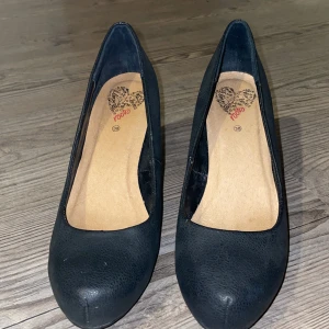 Svarta klackar - Aldrig använda svarta klackar från rootro, köpte de men dem kom aldrig till användning, för fler bilder skriv🤍