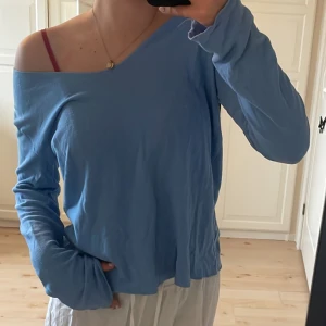 Blå tröja - Super härlig tunn tröja, kan ha på sig den på lite olika sätt då den är väldigt stretchig och luftig!🥰