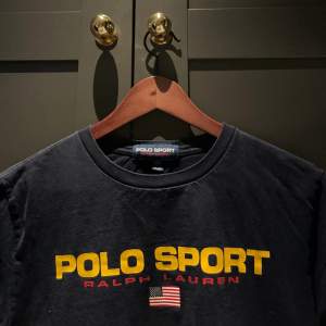 Blå Ralph Lauren T-shirt        Storek: S       Köpt på NK i Sthlm     Tryck på ”Köp nu” för att köpa. 