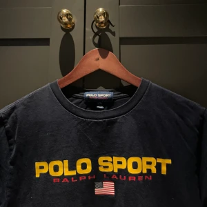 Blå Ralph Lauren T-shirt  - Blå Ralph Lauren T-shirt        Storek: S       Köpt på NK i Sthlm     Tryck på ”Köp nu” för att köpa. 