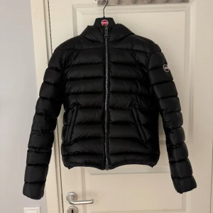 Colmar dunjacka - Den är använd ett fåtal gånger Den har en QR kod i sig som man kan skanna för att se om den är äkta  Passar mig som är 166 cm lång, storlek XS/S i kläder  Köptes för 4400 på Zalando Kan tänka mig gå ner i pris vid snabb affär 