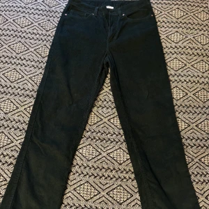 VAILENT Manchester byxor (Grön) - Nyskick, gröna. Använda i kanske 3-4 månader , för små nu…  Storlek: S - typ 31/32  Nypris: 599kr