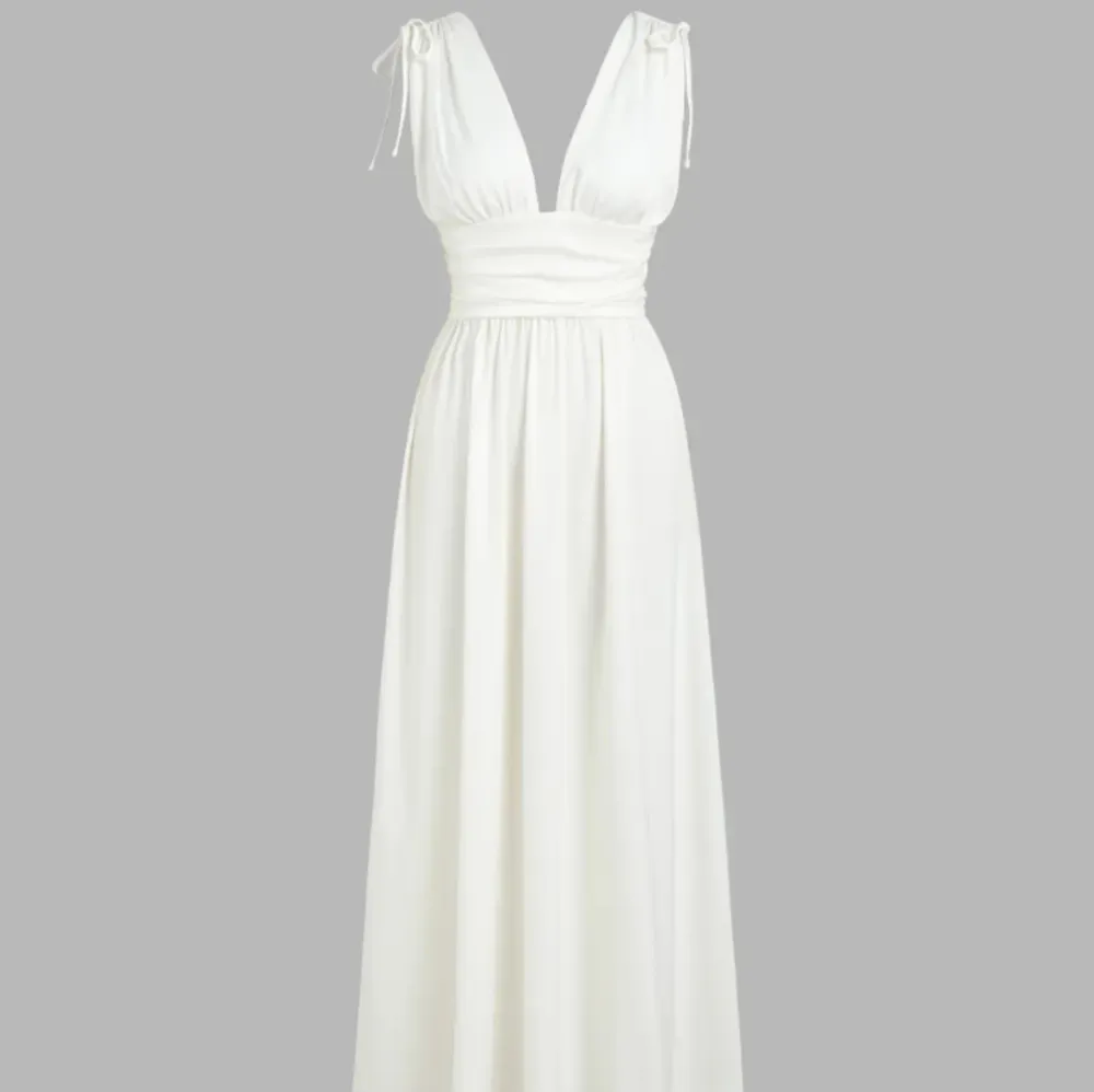 En vit klänning som passar perfekt till studenten i stil 0XL. Aldrig använd säljs för hittade en annan som jag gillar mer. Köparen står för frakt. Klänningar.