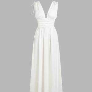 En vit klänning som passar perfekt till studenten i stil 0XL. Aldrig använd säljs för hittade en annan som jag gillar mer. Köparen står för frakt