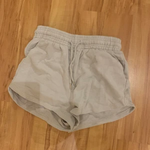 Blåa shorts från HM - Storlek 160/xs. I bra skick, använda få gånger. Säljs för att de är för små. 