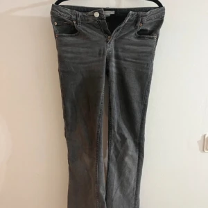 Gråa bootcut jeans  - Säljer dessa pga dom inte kommer till användning längre, dem är i väldigt bra skick och har inga tecken på användning. 
