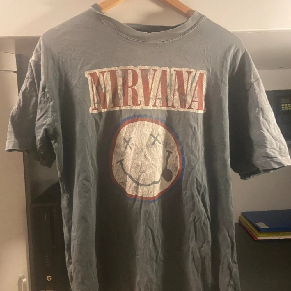 Solblekt Nirvanatröja. Är väldigt oversized så den passar både small och medium.. T-shirts.